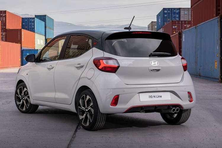 Những nâng cấp về mặt công nghệ của mẫu xe hạng A này gồm có bảng đồng hồ kỹ thuật số với màn hình LCD 4,2 inch, cổng sạc USB Type C dành cho 2 hàng ghế, tính năng cập nhật bản đồ qua WiFi và hệ thống tự động gọi cấp cứu eCall mới dùng mạng lưới 4G.