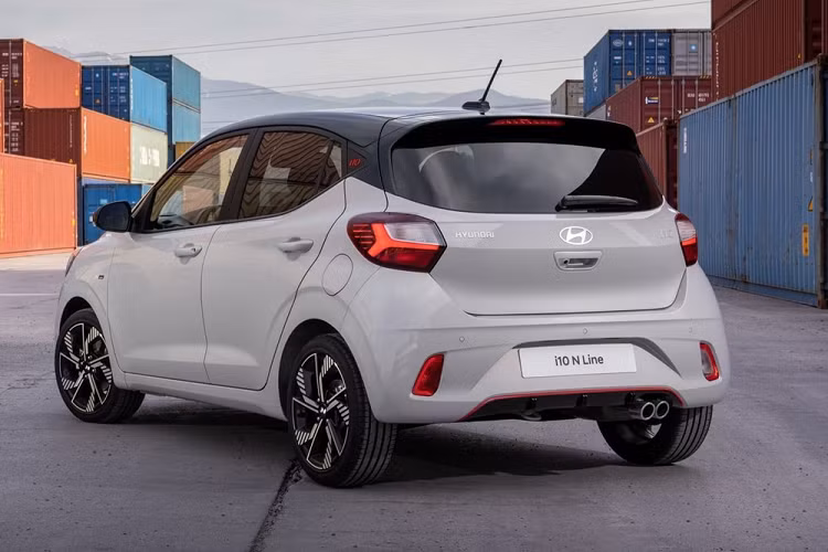 Những nâng cấp về mặt công nghệ của mẫu xe hạng A này gồm có bảng đồng hồ kỹ thuật số với màn hình LCD 4,2 inch, cổng sạc USB Type C dành cho 2 hàng ghế, tính năng cập nhật bản đồ qua WiFi và hệ thống tự động gọi cấp cứu eCall mới dùng mạng lưới 4G.