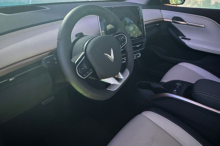 Cụ thể, VF6 Eco có quãng đường di chuyển tối đa cho một lần sạc đầy mục tiêu là 248 dặm - 399 km (theo chuẩn WLTP), công suất tối đa 130kW kết hợp với mô-men xoắn cực đại 250Nm.