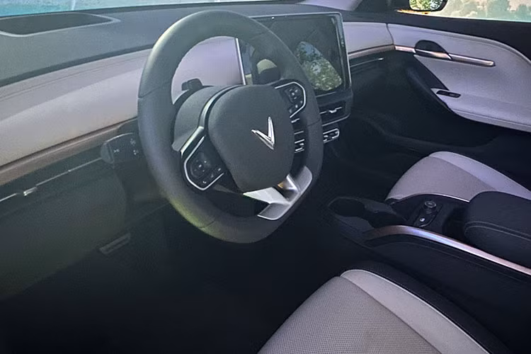 Cụ thể, VF6 Eco có quãng đường di chuyển tối đa cho một lần sạc đầy mục tiêu là 248 dặm - 399 km (theo chuẩn WLTP), công suất tối đa 130kW kết hợp với mô-men xoắn cực đại 250Nm.