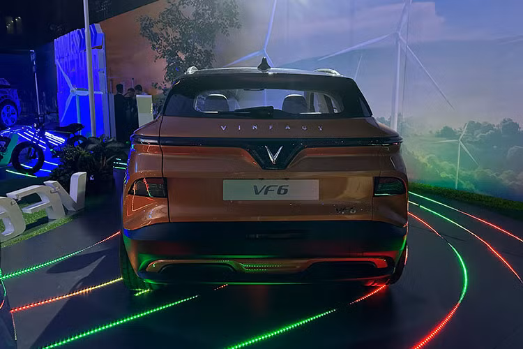 VinFast VF6 là mẫu xe điện đô thị được hãng xe Việt định vị phân khúc CUV-B hot nhất hiện nay, cạnh tranh cùng các đối thủ như Hyundai Creta và Kia Seltos. Phần đầu xe vẫn là dải đèn LED định vị hình chữ V đặc trưng của hãng.