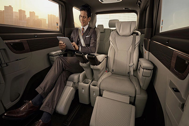 Thứ hai là hệ truyền động hybrid với máy xăng Dynamic Force 4 xi-lanh, dung tích 2.5L, hút khí tự nhiên, sản sinh công suất tối đa 188 mã lực và mô-men xoắn cực đại 236 Nm. Ở phiên bản dẫn động 1 cầu, Toyota Alphard Hybrid 2023 sẽ dùng 1 mô-tơ điện 5NM mạnh 180 mã lực và 270 Nm nằm trên cầu trước cùng hộp số e-CVT. Tổng cộng, xe có công suất tối đa 247 mã lực và hệ dẫn động cầu trước.