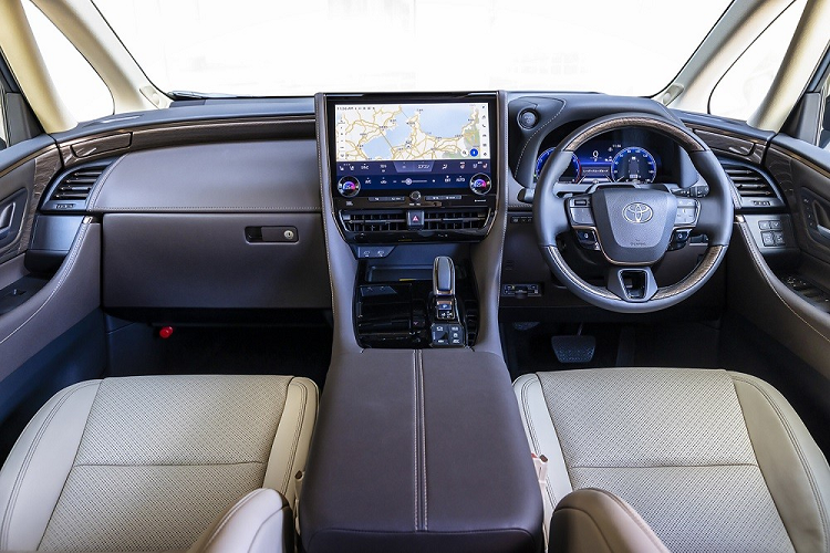 Dù là mẫu xe "hot" ở thị trường Nhật Bản nhưng Toyota Alphard đã bị "đóng băng" trong thời gian suốt 1 năm. Vì lý do này nên khi Toyota Alphard thế hệ mới ra mắt, khách hàng Nhật Bản đã đổ xô đặt mua xe. Trên trang web chính hãng, Toyota chỉ đề nghị khách hàng liên hệ với đại lý để biết thêm thông tin về thời gian giao xe Alphard.