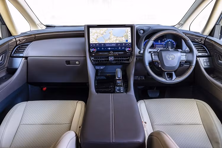 Dù là mẫu xe "hot" ở thị trường Nhật Bản nhưng Toyota Alphard đã bị "đóng băng" trong thời gian suốt 1 năm. Vì lý do này nên khi Toyota Alphard thế hệ mới ra mắt, khách hàng Nhật Bản đã đổ xô đặt mua xe. Trên trang web chính hãng, Toyota chỉ đề nghị khách hàng liên hệ với đại lý để biết thêm thông tin về thời gian giao xe Alphard.