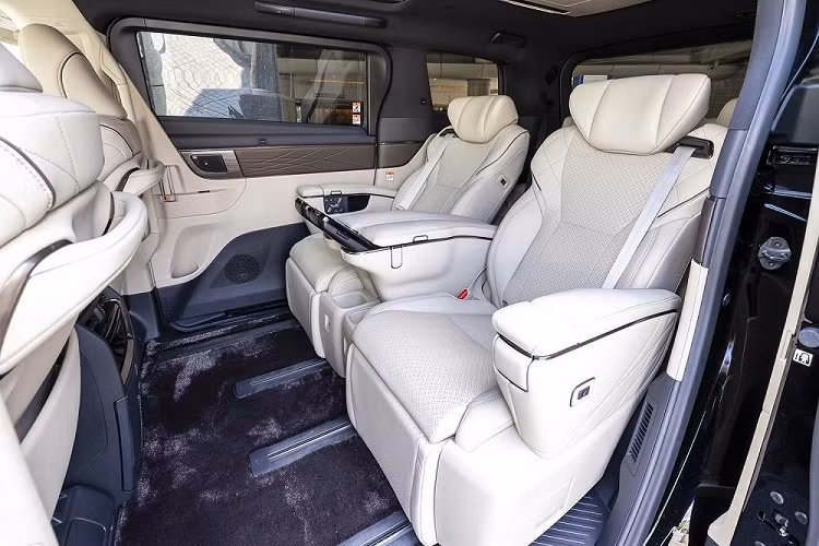 Việc khách hàng không thể đặt cọc Alphard mới cũng phần nào tác động đến giá bán của thế hệ cũ. Theo trang Web CarTop, hiện một số chiếc Toyota Alphard đời 2020 đang được rao bán với giá lên đến 5,2 - 5,5 triệu Yên (khoảng 842 - 891 triệu đồng) trong khi con số tương ứng của xe đời mới nhất là từ 4,72 - 8,72 triệu Yên (764 triệu đến 1,41 tỷ đồng). Vào thời điểm năm 2020, mẫu MPV hạng sang này có giá khởi điểm 4.681.600 Yên (758 triệu đồng). 