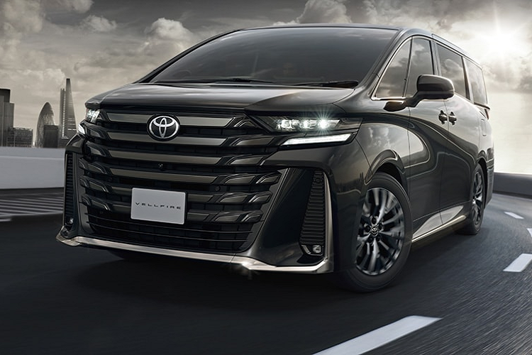 Nội thất xe với ghế bọc da thật, vô lăng 3 chấu, bảng đồng hồ kỹ thuật số 12,3 inch, màn hình cảm ứng trung tâm 14 inch, gương chiếu hậu kỹ thuật số, hệ thống âm thanh vòm JBL 15 loa, màn hình hiển thị thông tin kính lái HUD, phanh tay điện tử, đi kèm tự động giữ phanh tạm thời.