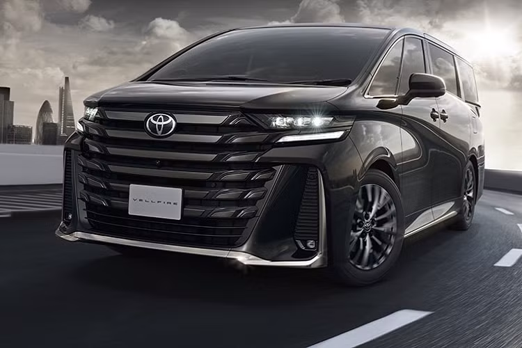 Nội thất xe với ghế bọc da thật, vô lăng 3 chấu, bảng đồng hồ kỹ thuật số 12,3 inch, màn hình cảm ứng trung tâm 14 inch, gương chiếu hậu kỹ thuật số, hệ thống âm thanh vòm JBL 15 loa, màn hình hiển thị thông tin kính lái HUD, phanh tay điện tử, đi kèm tự động giữ phanh tạm thời.