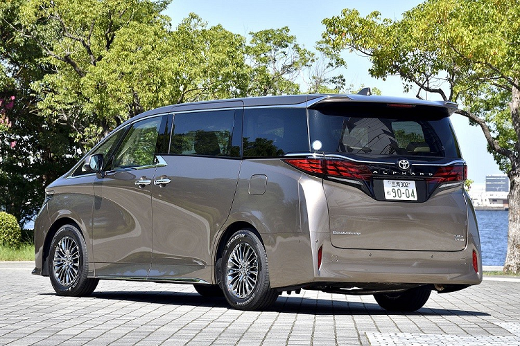 Giải thích về điều này, một đại lý cho biết nguyên nhân ngừng nhận cọc Toyota Alphard 2023 là do thời gian giao xe bị kéo dài. "Vì thời gian giao xe kéo dài đến tận tháng 8/2024 nên chúng tôi quyết định ngừng nhận cọc từ phía khách hàng", nhân viên đại lý giải thích với trang tin Web CarTop của Nhật Bản. "Nếu tiếp tục nhận cọc, thời gian giao xe sẽ còn bị kéo dài hơn nữa".