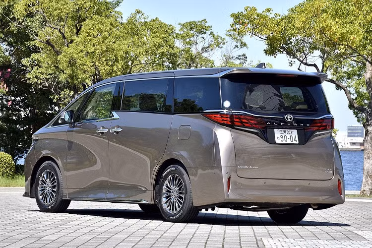 Giải thích về điều này, một đại lý cho biết nguyên nhân ngừng nhận cọc Toyota Alphard 2023 là do thời gian giao xe bị kéo dài. "Vì thời gian giao xe kéo dài đến tận tháng 8/2024 nên chúng tôi quyết định ngừng nhận cọc từ phía khách hàng", nhân viên đại lý giải thích với trang tin Web CarTop của Nhật Bản. "Nếu tiếp tục nhận cọc, thời gian giao xe sẽ còn bị kéo dài hơn nữa".