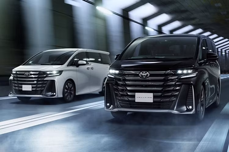 Trong khi đó, Toyota Alphard Hybrid 2023 bản dẫn động 4 bánh E-Four có thêm mô-tơ điện 4NM nằm trên cầu sau, cho công suất tối đa 54 mã lực và mô-men xoắn cực đại 121 Nm. Dù ở phiên bản nào, Toyota Alphard Hybrid 2023 cũng dùng pin niken hyđrua kim loại (NiMH) 5 Ah.