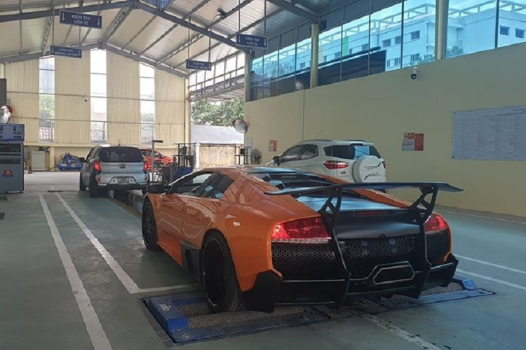 Còn nhớ cách đây 3 năm, hình ảnh chiếc Lamborghini Murcielago màu cam có mặt tại trạm đăng kiểm Hà Nội đã thu hút sự quan tâm của giới mê xe, lý do là ngoại hình xe có gói độ body kit của phiên bản giới hạn mang tên gọi Lamborghini Murcielago LP670-4 SV.
