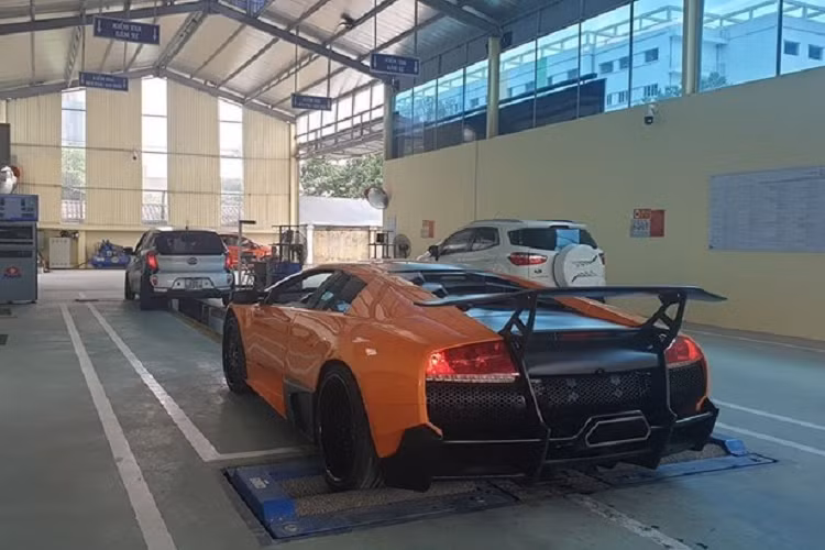 Còn nhớ cách đây 3 năm, hình ảnh chiếc Lamborghini Murcielago màu cam có mặt tại trạm đăng kiểm Hà Nội đã thu hút sự quan tâm của giới mê xe, lý do là ngoại hình xe có gói độ body kit của phiên bản giới hạn mang tên gọi Lamborghini Murcielago LP670-4 SV.