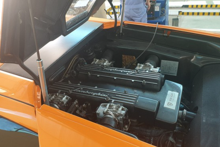 So với lần lộ diện cách đây 3 năm, hiện ngoại hình "bò già" Lamborghini Murcielago độ body kit bản giới hạn không có gì thay đổi, bao gồm luôn bộ mâm độ được không ít người yêu xe đánh giá không phù hợp lắm sau khi xe đã độ body kit Lamborghini Murcielago SV.