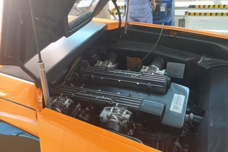 So với lần lộ diện cách đây 3 năm, hiện ngoại hình "bò già" Lamborghini Murcielago độ body kit bản giới hạn không có gì thay đổi, bao gồm luôn bộ mâm độ được không ít người yêu xe đánh giá không phù hợp lắm sau khi xe đã độ body kit Lamborghini Murcielago SV.