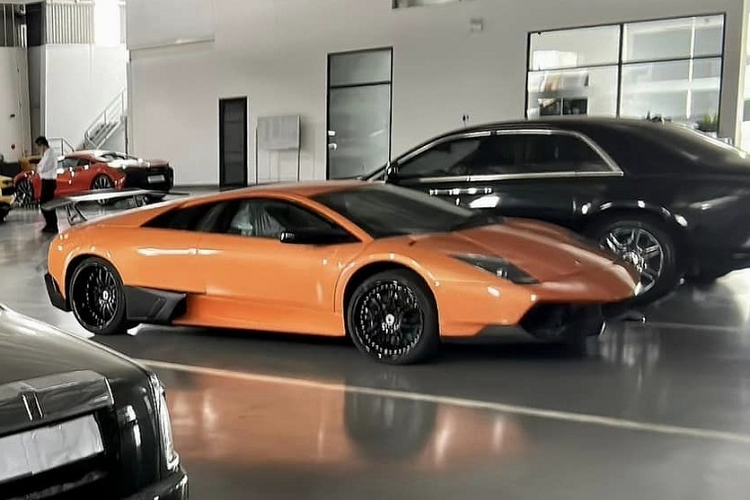 Như vậy, giới mê xe sẽ khá tò mò việc Lamborghini Murcielago đầu tiên về nước từ năm 2008 đến nay hiện đang ở đâu, ngoại hình ra sao? Câu trả lời đã có trong 1 bức ảnh mới được 1 nhóm chuyên về siêu xe Lamborghini Việt Nam đăng tải.