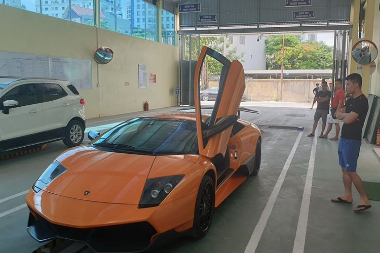 Số lượng dòng siêu xe Lamborghini Murcielago tại Việt Nam ước tính có khoảng 8 chiếc, trong số này, có 1 xe tiêu chuẩn, 4 xe thuộc bản LP640-4 coupe, 1 xe Lamborghini Murcielago LP640-4 Roadster và cuối cùng chính là xe Lamborghini Murcielago SV độc nhất Việt Nam, tất nhiên các xe này đều được tính theo diện nhập thẳng về các kho cảng của nước ta, không phải mang biển Campuchia.