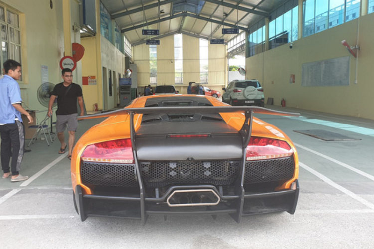 Như vậy, hiện tay chơi này đang nắm giữ 2 chiếc siêu xe Lamborghini Murcielago SV với 1 xe thuộc hàng "zịn", mang số thứ tự 46/350 xe sản xuất toàn cầu (thực tế dòng Lamborghini Murcielago LP670-4 SV chỉ kịp sản xuất 186 xe), và xe còn lại là bản độ lên từ Lamborghini Murcielago tiêu chuẩn.