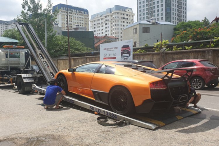 Và nếu như bạn nghĩ rằng chủ nhân của chiếc Lamborghini Murcielago độ SV không đủ tài chính để chơi siêu xe thật, phải mua xe cũ để độ lại nhầm to, doanh nhân này sở hữu đâu đó gần 10 chiếc siêu xe và xe siêu sang tại Việt Nam. Thú vị hơn, Lamborghini Murcielago SV độc nhất Việt Nam sau khi được ông Đặng Lê Nguyên Vũ bán lại cho 1 showroom xe ở quận 5, chính là người này đã mua lại.
