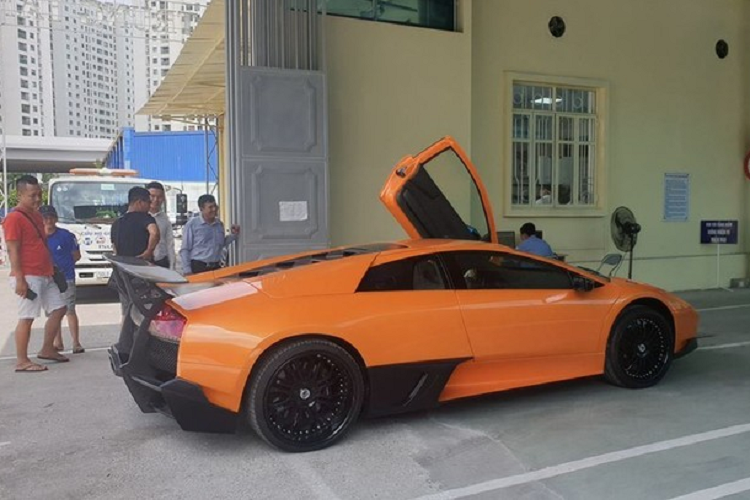 Hình ảnh được chụp lại cho thấy, chiếc Lamborghini Murcielago đầu tiên về Việt Nam có mặt trong 1 xưởng dịch vụ sửa chữa xe tại quận Tân Bình, đây là lần hiếm hoi hình ảnh chiếc xe này xuất hiện trên mạng xã hội kể từ khi xe bị bắt gặp đăng kiểm ở Hà Nội.