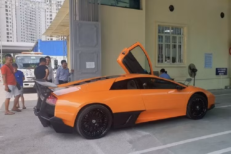 Hình ảnh được chụp lại cho thấy, chiếc Lamborghini Murcielago đầu tiên về Việt Nam có mặt trong 1 xưởng dịch vụ sửa chữa xe tại quận Tân Bình, đây là lần hiếm hoi hình ảnh chiếc xe này xuất hiện trên mạng xã hội kể từ khi xe bị bắt gặp đăng kiểm ở Hà Nội.