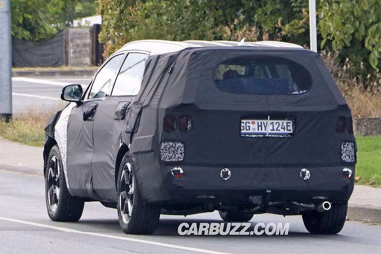 Bên cạnh đó, đối thủ của Kia Sorento 2024 là mẫu xe ôtô Hyundai SantaFe 2024 dự kiến cũng trình làng thế hệ mới trong năm nay. Việc này khiến cuộc đua phân khúc SUV/Crossover cỡ trung trên toàn cầu trở nên sôi động hơn bao giờ hết.