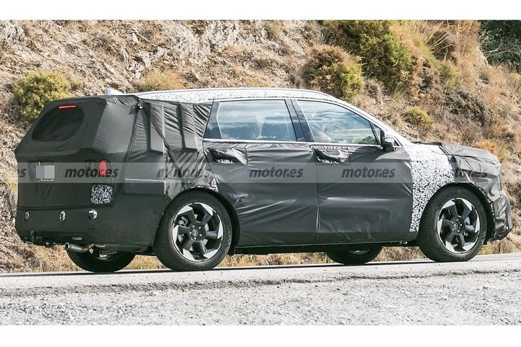 Về nội thất, nhiều khả năng xe sẽ có phối màu nội thất mới, chất liệu bọc nội thất cũng cao cấp hơn. bên trong khoang cabin của kia Sorento 2024 sẽ có đồng hồ dạng màn hình điện tử và màn hình thông tin giải trí sẽ được nối liền thành một dải. Hãng cũng sẽ bổ sung một số tính năng kết nối và hỗ trợ lái xe.