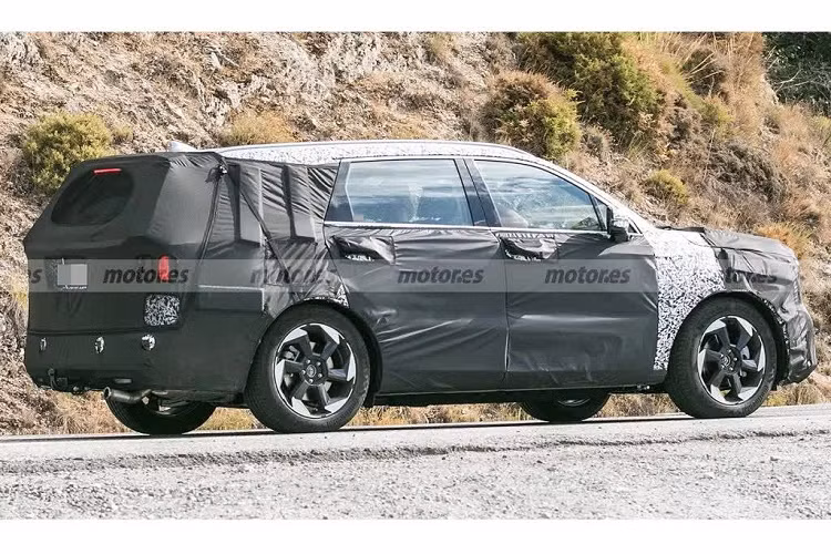 Về nội thất, nhiều khả năng xe sẽ có phối màu nội thất mới, chất liệu bọc nội thất cũng cao cấp hơn. bên trong khoang cabin của kia Sorento 2024 sẽ có đồng hồ dạng màn hình điện tử và màn hình thông tin giải trí sẽ được nối liền thành một dải. Hãng cũng sẽ bổ sung một số tính năng kết nối và hỗ trợ lái xe.