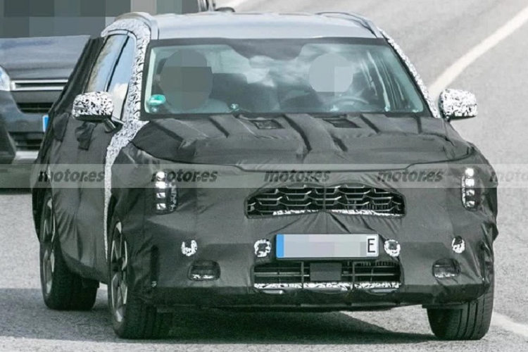 Ở phía sau, đèn hậu được thay đổi với đồ họa chiếu sáng cùng dải đèn LED nối liền, được cho là mang đến một cái nhìn mới đến Kia Sorento 2024.