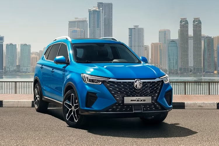  MG RX5 Tháng 9/2023 cũng là thời điểm thương hiệu MG giới thiệu 2 mẫu xe với thị trường Việt Nam. Một trong số đó là mẫu xe hoàn toàn mới mang tên RX5. Theo nhân viên tư vấn bán hàng tại đại lý, MG RX5 tại Việt Nam sẽ có giá khởi điểm chỉ từ 650 triệu đồng, tương đương một số mẫu SUV cỡ B ở Việt Nam như Kia Seltos và Hyundai Creta. Tuy có giá chỉ như xe cỡ B nhưng MG RX5 lại sở hữu kích thước ngang ngửa SUV cỡ C.
