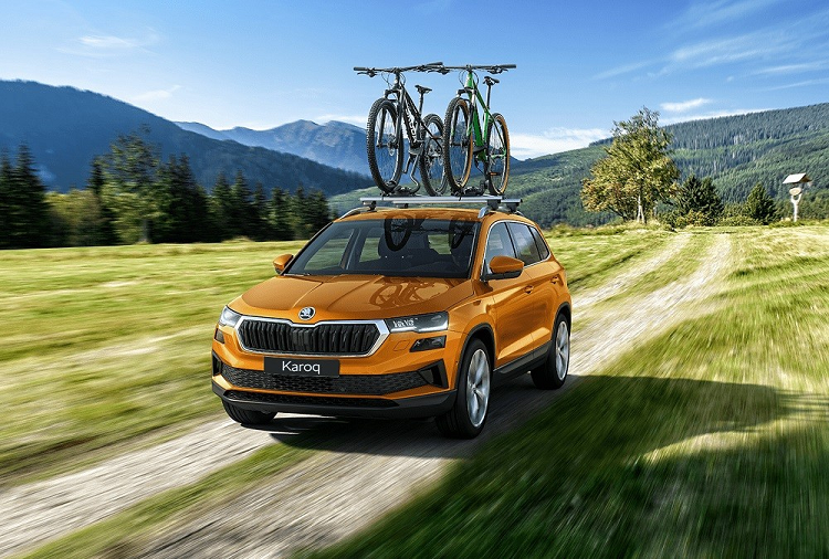  Skoda Karoq So với Kodiaq, Skoda Karoq có kích thước nhỏ hơn và thuộc phân khúc SUV cỡ C, tương tự Honda CR-V và Mazda CX-5. Theo nhân viên tư vấn bán hàng tại đại lý, mẫu xe này cũng có 2 phiên bản là Ambition 1.4 TSI Turbo và Style 1.4 TSI Turbo với giá bán tương ứng 1,07 tỷ và 1,15 tỷ đồng.