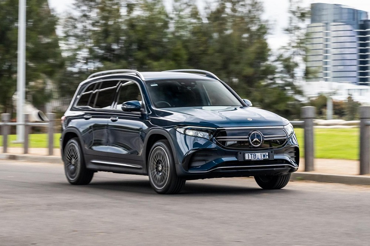 Mercedes-Benz EQB Trong triển lãm xe và nghệ thuật The Avantgarde 2023 do Mercedes-Benz tổ chức vào ngày 23/9 tới đây, mẫu SUV điện hạng sang EQB sẽ chính thức được giới thiệu với khách hàng Việt. Tại Việt Nam, mẫu xe này chỉ có 1 phiên bản là EQB 250 và giá bán khởi điểm 2,289 tỷ đồng.