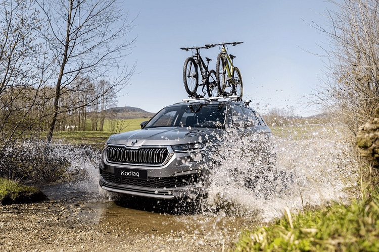  Skoda Kodiaq Theo thông bố của Skoda Việt Nam, vào ngày 23/9 tới đây, bao gồm Kodiaq và Karoq. Trong đó, Skoda Kodiaq thuộc phân khúc SUV cỡ trung, cạnh tranh với Hyundai Santa Fe và Kia Sorento. Nằm bên dưới nắp ca-pô của mẫu xe này là 2 tùy chọn động cơ xăng. Đầu tiên là động cơ tăng áp 1.4L, tạo ra công suất tối đa 148 mã lực và mô-men xoắn cực đại 250 Nm. Thứ hai là động cơ tăng áp 2.0L với công suất tối đa 188 mã lực và mô-men xoắn cực đại 320 Nm, đi với hệ dẫn động 4 bánh.