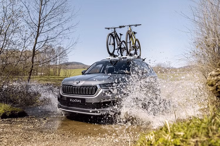  Skoda Kodiaq Theo thông bố của Skoda Việt Nam, vào ngày 23/9 tới đây, bao gồm Kodiaq và Karoq. Trong đó, Skoda Kodiaq thuộc phân khúc SUV cỡ trung, cạnh tranh với Hyundai Santa Fe và Kia Sorento. Nằm bên dưới nắp ca-pô của mẫu xe này là 2 tùy chọn động cơ xăng. Đầu tiên là động cơ tăng áp 1.4L, tạo ra công suất tối đa 148 mã lực và mô-men xoắn cực đại 250 Nm. Thứ hai là động cơ tăng áp 2.0L với công suất tối đa 188 mã lực và mô-men xoắn cực đại 320 Nm, đi với hệ dẫn động 4 bánh.