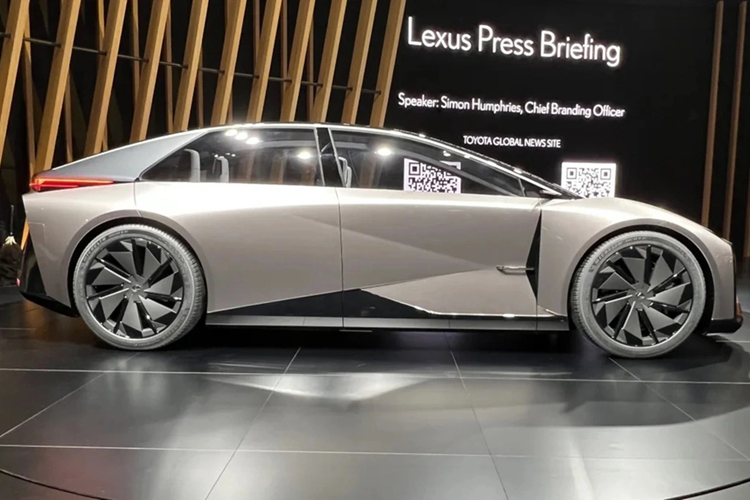 Lexus LF-ZC chạy điện có kích thước tương tự BMW i4 và Tesla Model 3, sở hữu chiều dài 4.750 mm, rộng 1.880 mm và cao 1.390 mm với chiều dài cơ sở 2.890 mm. Lexus đang hướng tới hệ số cản dưới 0,2 cho LF-ZC.