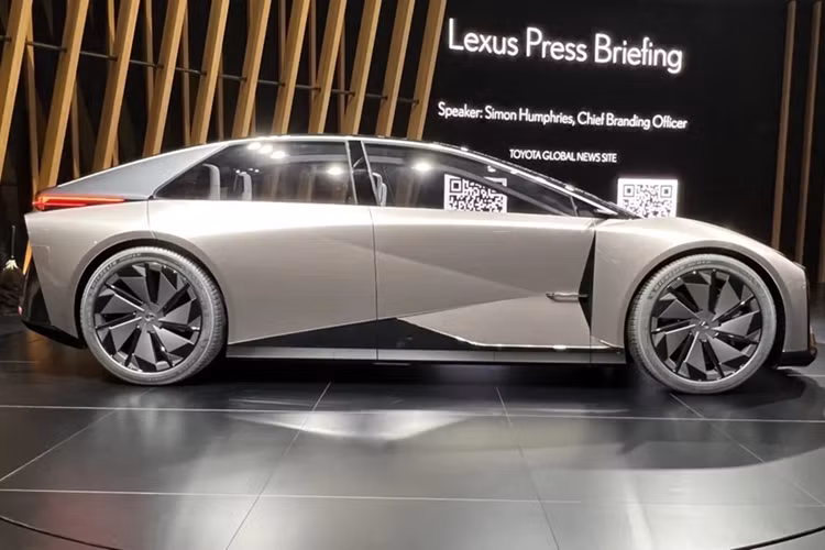 Lexus LF-ZC chạy điện có kích thước tương tự BMW i4 và Tesla Model 3, sở hữu chiều dài 4.750 mm, rộng 1.880 mm và cao 1.390 mm với chiều dài cơ sở 2.890 mm. Lexus đang hướng tới hệ số cản dưới 0,2 cho LF-ZC.