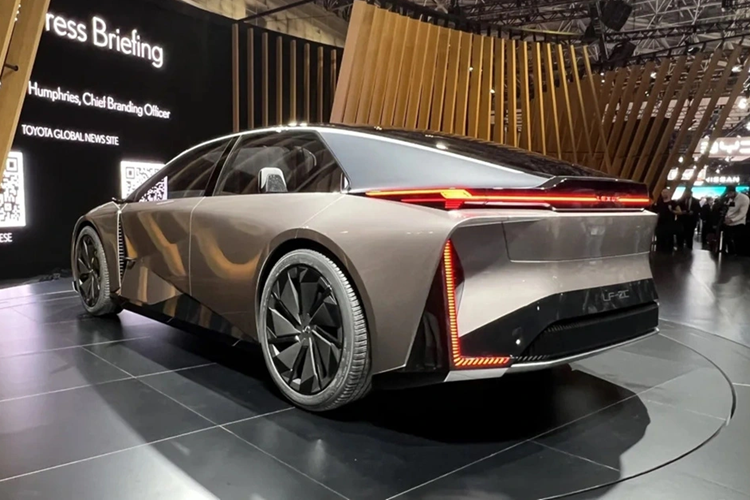 Lexus vẫn chưa cung cấp thông số kỹ thuật cho hệ thống truyền động điện của mẫu xe ý tưởng nhưng lưu ý rằng nó có hệ thống dẫn động 4 bánh Direct4 của hãng và hệ thống lái steer-by-wire tương tự như Lexus RZ.