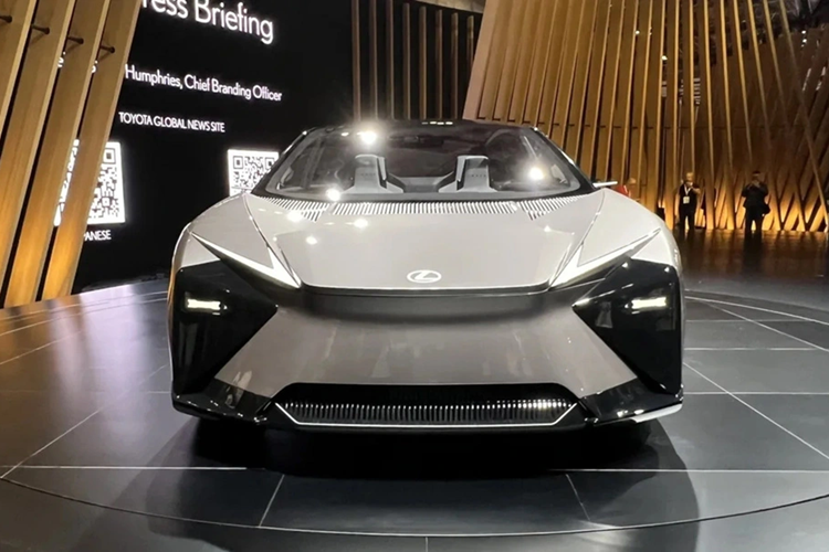 Chiếc xe sẽ ra mắt với pin có cấu trúc hình lăng trụ mà Lexus cho biết sẽ tăng phạm vi hoạt động và giảm trọng lượng. Trên thực tế, Lexus cho biết LF-ZC đặt mục tiêu đạt được phạm vi di chuyển gấp đôi so với các loại xe chạy bằng pin-điện thông thường.