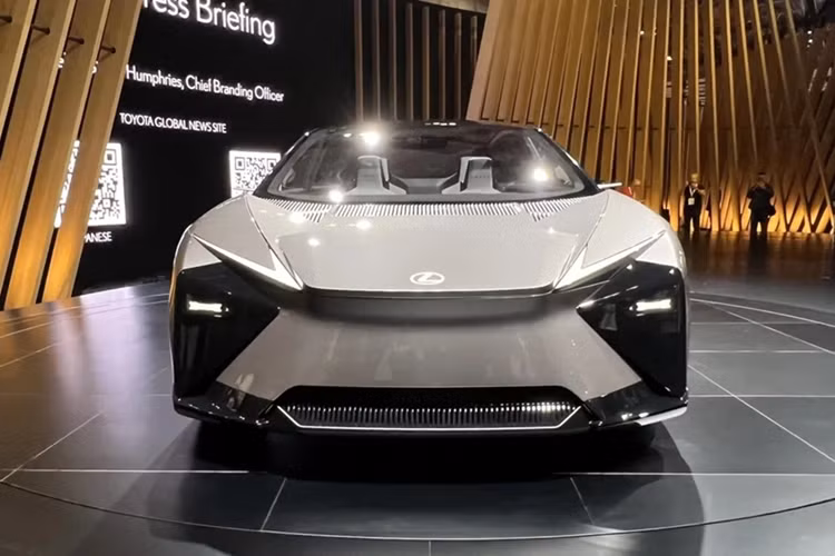 Chiếc xe sẽ ra mắt với pin có cấu trúc hình lăng trụ mà Lexus cho biết sẽ tăng phạm vi hoạt động và giảm trọng lượng. Trên thực tế, Lexus cho biết LF-ZC đặt mục tiêu đạt được phạm vi di chuyển gấp đôi so với các loại xe chạy bằng pin-điện thông thường.