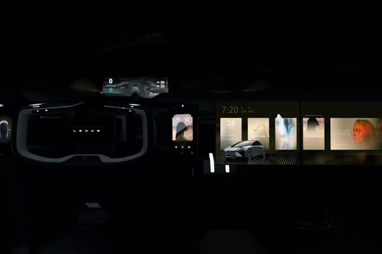 Không gian nội thất rộng rãi và sang trọng với kính trần toàn cảnh, vô lăng mang phong cách tương lai. Nội thất được thiết kế khá giống với mẫu concept Toyota FT-Se cũng được trình làng tại triển lãm. Phía trước hành khách ngồi ở hàng ghế đầu là màn hình cảm ứng lớn với các chức năng giải trí.