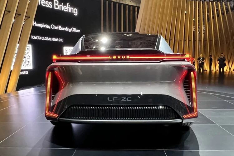 Về thiết kế ngoại thất, mẫu xe sedan Lexus LF-ZC Concept chạy điện có kiểu dáng tổng thể của LF-ZC là sự kết hợp giữa một chiếc sedan thể thao với một chiếc estate. Xe được áp dụng ngôn ngữ ‘Provocative Simplicity’ của Lexus.