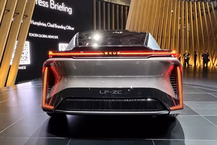 Về thiết kế ngoại thất, mẫu xe sedan Lexus LF-ZC Concept chạy điện có kiểu dáng tổng thể của LF-ZC là sự kết hợp giữa một chiếc sedan thể thao với một chiếc estate. Xe được áp dụng ngôn ngữ ‘Provocative Simplicity’ của Lexus.