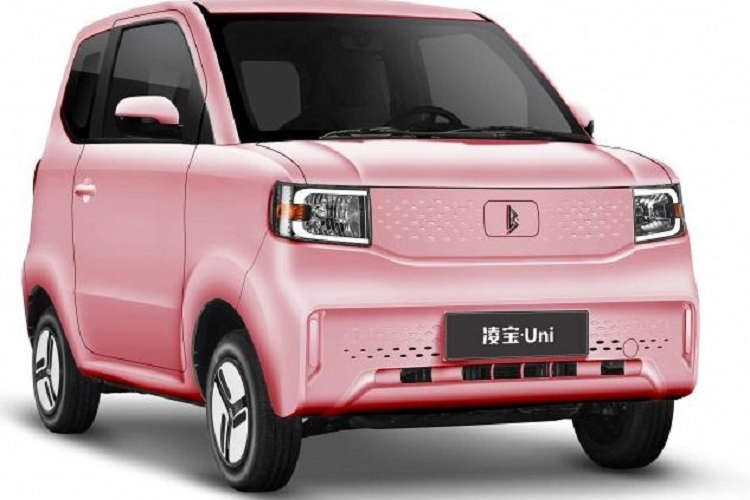 Trung Quốc là 1 trong những thị trường ôtô "béo bở" nhất thế giới, vì thế, không quá khó hiểu khi sự cạnh tranh giữa các hãng trong nước và quốc tế rất gay gắt. Nhiều hãng xe nội địa còn bất chấp nhái lại thiết kế các hãng xe nổi tiếng hay ngay cả các đối thủ trong nước với mục đích cho ra mắt xe mới nhanh nhất có thể và Lingbox Uni 2023 mới là một ví dụ.