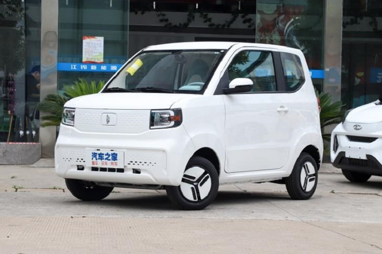 Về nội thất, hình dáng tổng thể của bảng điều khiển trung tâm của xe mới đơn giản, không có quá nhiều cấu hình cầu kỳ, loại bỏ màn hình giải trí nhưng tích hợp 2 cây móc, giúp hành khách có thể sử dụng điện thoại và máy tính bảng để trải nghiệm làm màn hình giải trí cho xe.