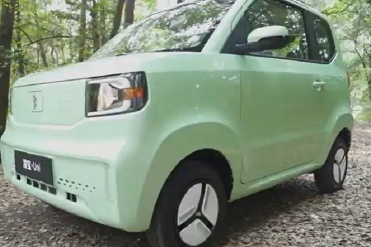 Đằng sau vô lăng của xe Lingbox Uni 2023 vẫn là bảng đồng hồ LCD 7 inch, hiển thị sắc nét nhiều thông số cơ bản của xe. Màu nội thất cũng được làm mới khi tông xuyệt tông ngoại thất, chẳng hạn xe màu xanh da trời sẽ có nội thất tương ứng với điểm nhấn nhiều chi tiết màu trắng, trên cùng bảng điều khiển trung tâm là loa nhỏ.