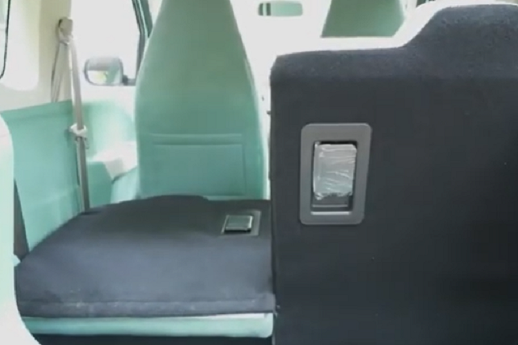 Thiết kế nội ngoại thất của xe Lingbox Uni mới ra mắt lần này không có gì thay đổi mà chỉ điều chỉnh một số cấu hình. Về ngoại hình, Lingbox Uni 2023 vẫn tiếp tục thiết kế lưới tản nhiệt trước kín, đèn pha hai bên ngộ nghĩnh dễ thương, phù hợp với xu hướng xe điện thu nhỏ hiện nay.