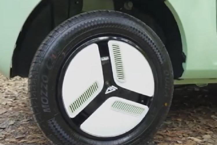 Với số tiền trên bạn chỉ có thể đập hộp được các mẫu xe máy tại Việt Nam nhưng ở Trung Quốc, nơi các hãng xe ô tô phải tranh nhau làm xe giá rẻ để phục vụ khách hàng thì có rất nhiều sự lựa chọn cho chiếc xe che nắng che mưa, Lingbox Uni 2023 chạy điện là 1 trong số đó.