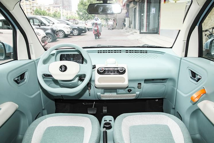 Mẫu xe ôtô điện mới của Lingbao Uni đã chính thức ra mắt với chỉ duy nhất 1 phiên bản, mức giá xe Lingbox Uni 2023 cũng khá tốt chỉ 29.800 nhân dân tệ (tương đương 102 triệu đồng).