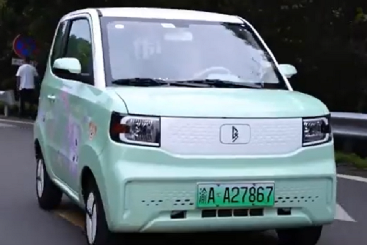 Về sức mạnh, Lingbao Uni được trang bị động cơ điện sản sinh ra công suất tối đa 27 mã lực và mô-men xoắn cực đại 85 Nm. Xe được trang bị pin lithium iron phosphate công suất 11,52kWh, phạm vi hành trình di chuyển được sau 1 lần sạc là 140 km, vì là xe giá rẻ nên Lingbao Uni 2023 chỉ hỗ trợ sạc chậm AC thông thường.