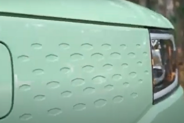 Bố trí của bảng điều khiển trung tâm xe Lingbox Uni 2023 cũng khác bản cũ khi gọn gàng hơn nhiều, loại bỏ cửa gió điều hòa để tích hợp vào đó các nút bấm vật lý như chỉnh ghế, đèn ưu tiên, nút xoay nhiệt độ và còn có hộc để điện thoại ở chính giữa.