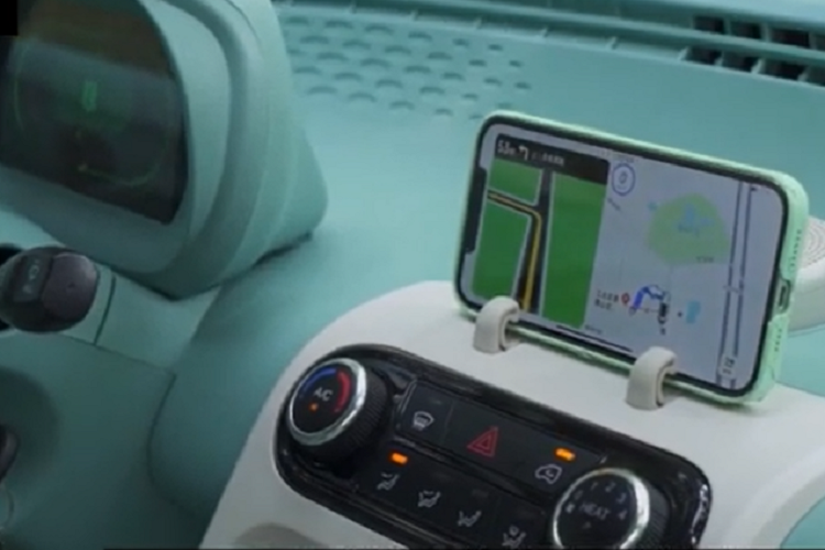 Về kích thước, xe có các số đo bao gồm chiều dài, rộng và cao lần lượt là 2.930 mm x 1.517 mm x 1.620 mm và chiều dài cơ sở 1.940 mm. Thể tích khoang hành lý là 70 lít.Nếu để ý kỹ, bạn sẽ thấy tổng thể thiết kế của Lingbox Uni 2023 hơi hao hao mẫu xe điện Wuling Hongguang Mini EV, điểm khác là Lingbox đã làm mới lại tản nhiệt, đèn pha và đèn hậu cho xe.